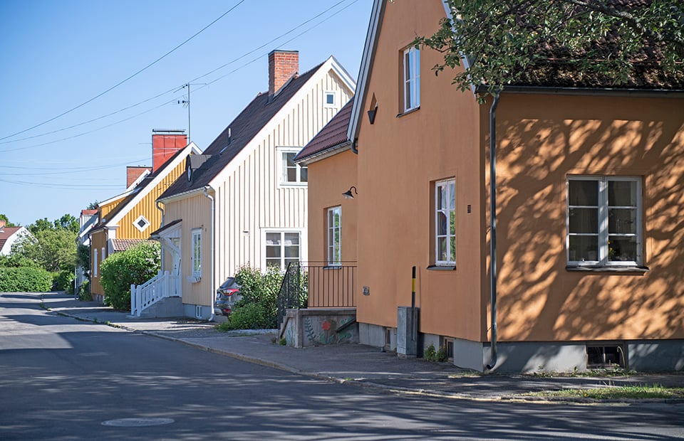 Exempel på blandad bebyggelse där hus med putsad fasad på trästomme förekommer på hus med klassicistisk stil.