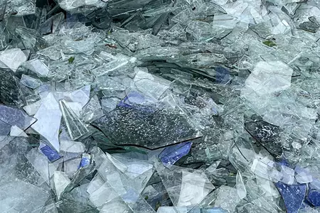 Planglas från t.ex. fönster, bilrutor och andra plana glasmaterial