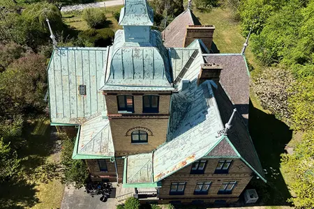 Villa Kristinero med sin komplexa takkonstruktion med fler huskroppar.