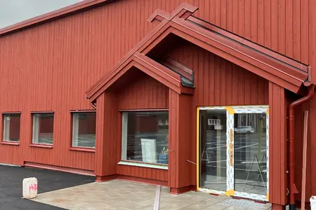 I Leksand har Peab byggt ett nytt kontor och kundcenter till Leksandsbostäder med fokus på hållbarhet och kostnadseffektivitet
