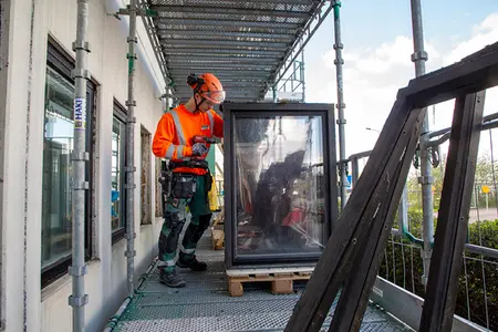 Isover byter ut sina fönster på fabrikskontoret i Billesholm. Fönsterglaset återvinns som glasråvara i produktionen.