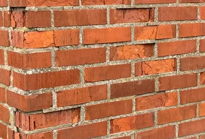 Tegelfasad på 50-talshus med återkommande frostsprängningar
