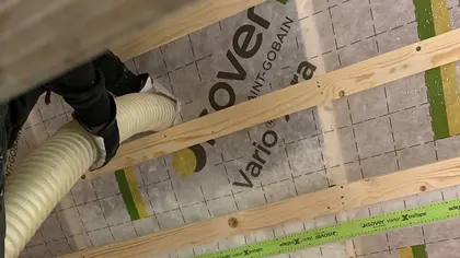 Isover Vario® Xtra monterat i snedtak innan blåsning av Isover Insulsafe lösull 