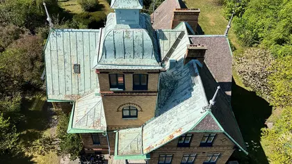 Villa Kristinero med sin komplexa takkonstruktion med fler huskroppar.