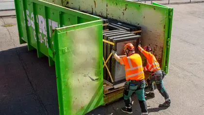 De gamla fönstren fraktas i containrar till Sortera som separerar glaset från karmarna