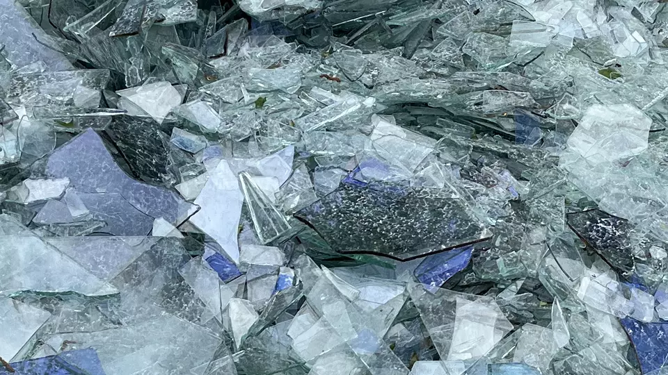 Planglas från t.ex. fönster, bilrutor och andra plana glasmaterial