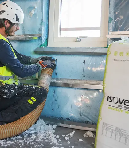 Insulsafe wall blåses på plats av kunniga lösullsentreprenörer
